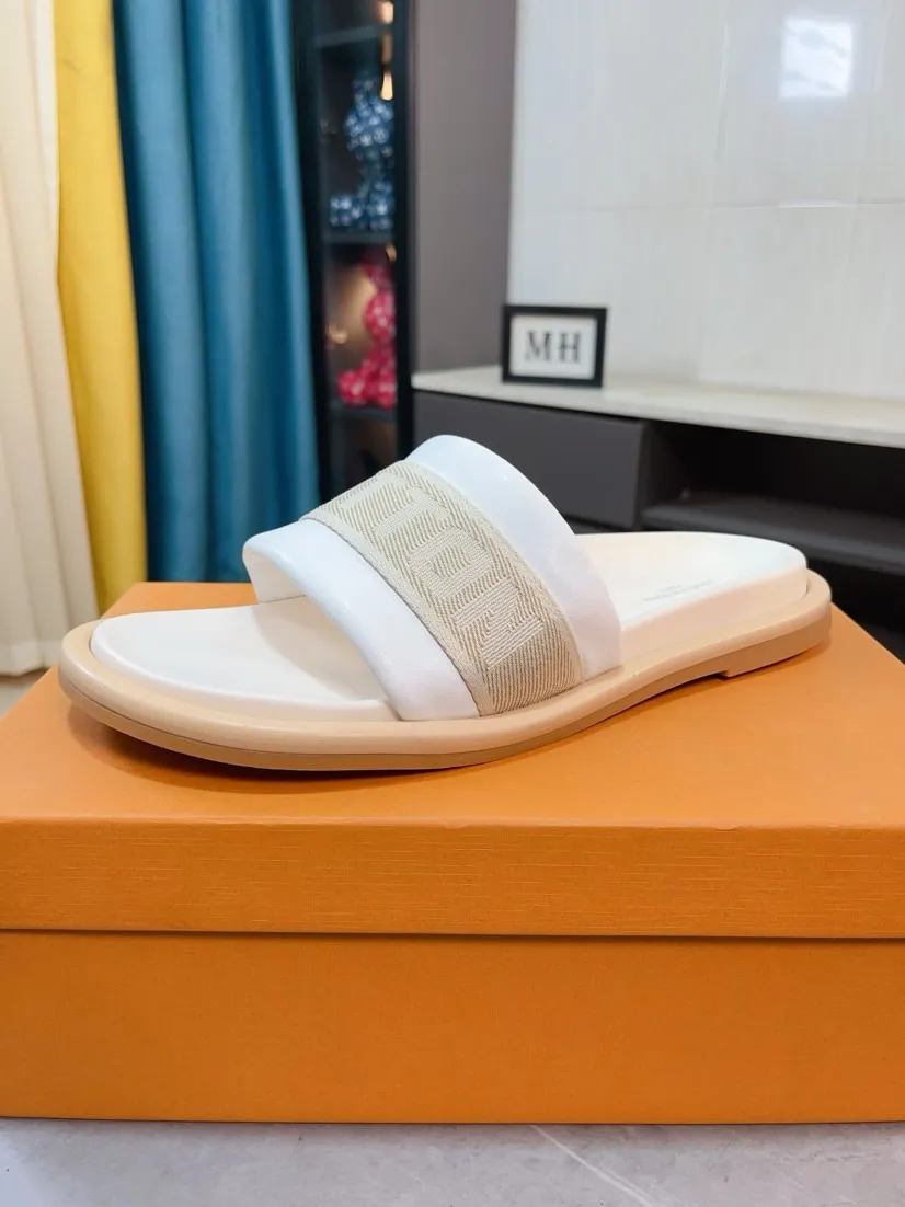 Ex-factory price 360🌹🌹 (lv-Louis Vuitton) New men's slippers, high-end boutique, exquisite embossed logo decoration on the upper, fine workmanship, super soft soles, casual, loose and comfortable, a must-have in summer! \nsize：38-44